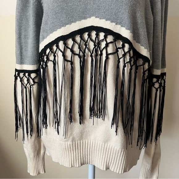 Neiman Marcus Gray/Cream Fringe Sweater size Large - Picture 2 of 8
